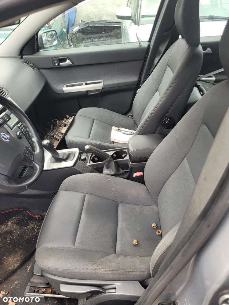 VOLVO V50 fotel fotele kanapa deska kokpit podsufitka boczek boczki klamka podłokietnik licznik prędkościomierz panel szyb - 2