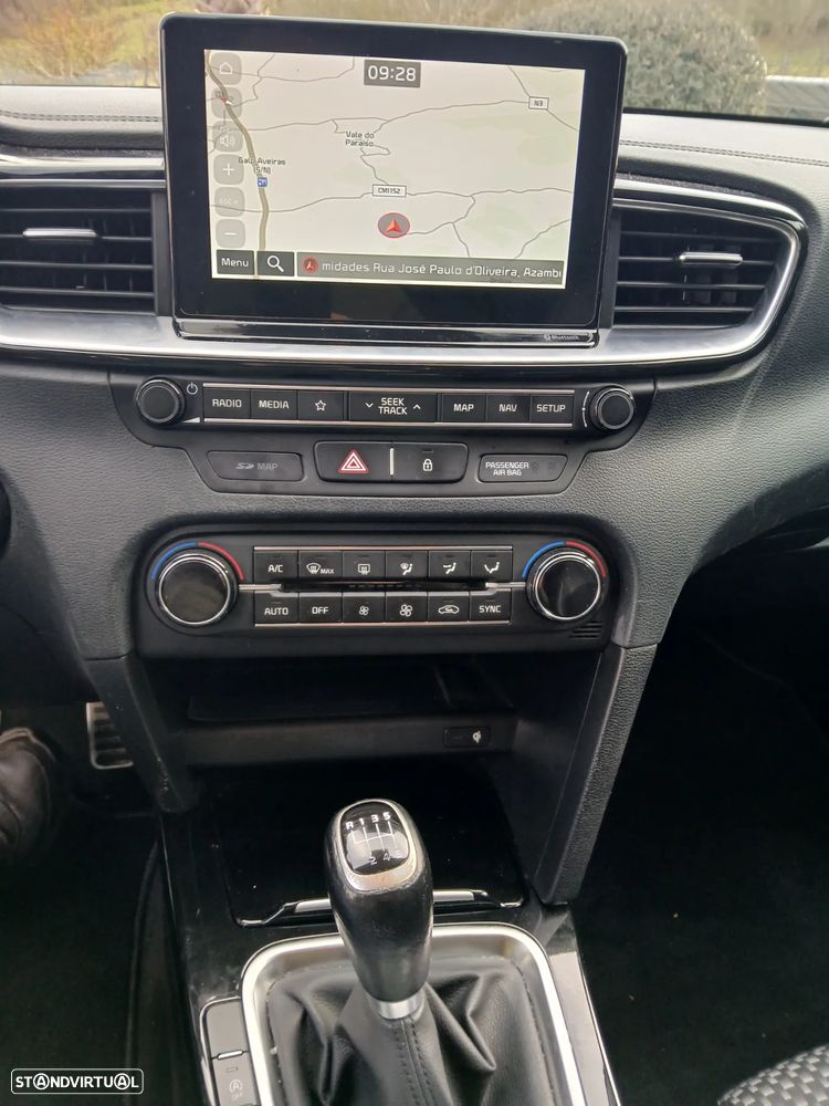 Kia Ceed SW 1.6 CRDi TX+SRF - 11