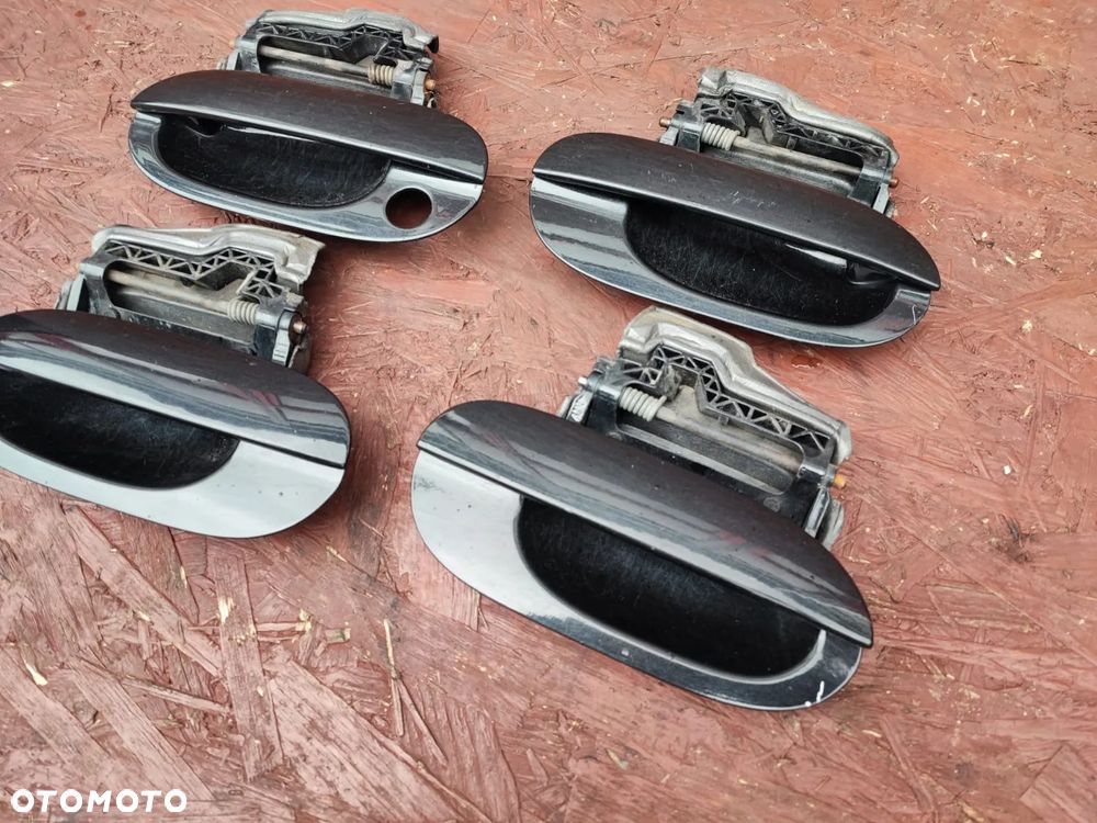 BMW E38 / E39 ORYGINALNY KOMPLET KLAMET ZEWNĘTRZNYCH W KOL. COSMOSCHWARZ 303/9, WERSJA EUROPA, LEWA / PRAWA / TYŁ / PRZÓD. O NR: 8 235 097 / 8 235 098 /  8 245 465 / 8 245 466 OEM. W BARDZO DOBRYM STANIE TECHNICZNYM. - 2