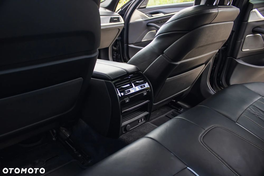 BMW Seria 5 M550i xDrive sport - 18