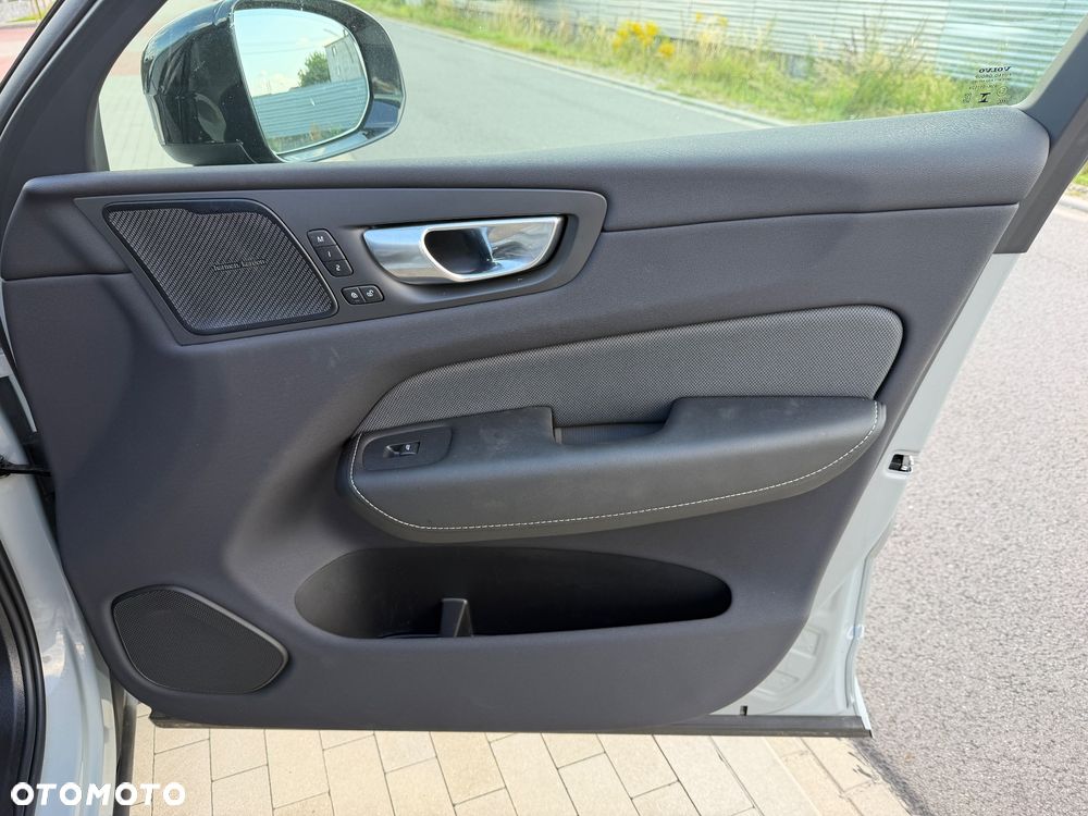 Volvo XC 60 B4 B Plus Dark - 28