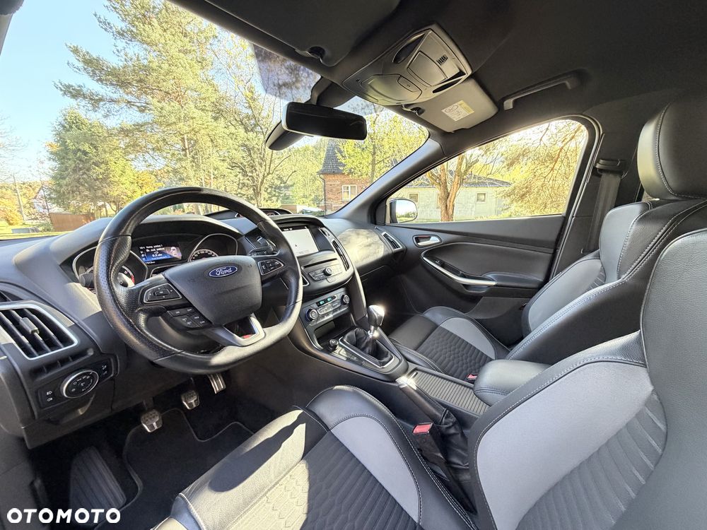 Ford Focus 2.0 EcoBoost ST mit Leder-Sport-Paket - 17