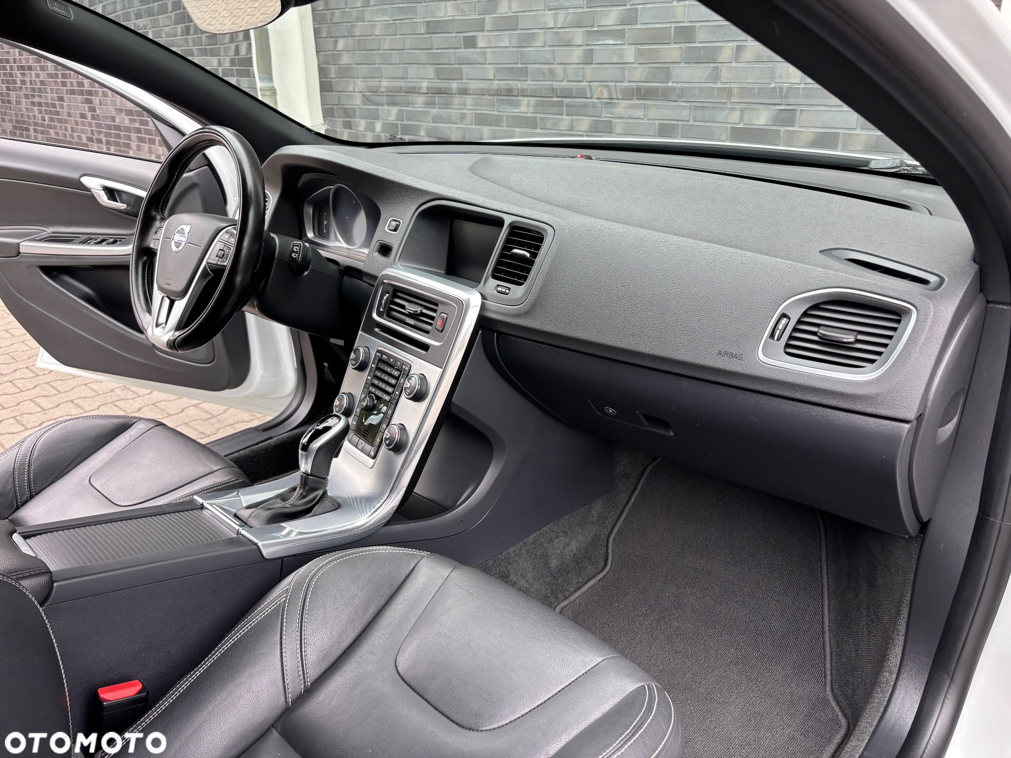 Volvo V60 D4 Drive-E R-Design Kinetic - 28