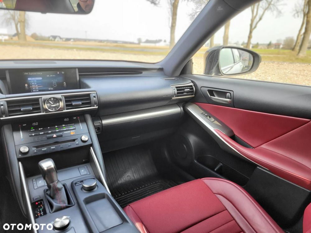 Lexus IS 200t / 300 F Sport - 11