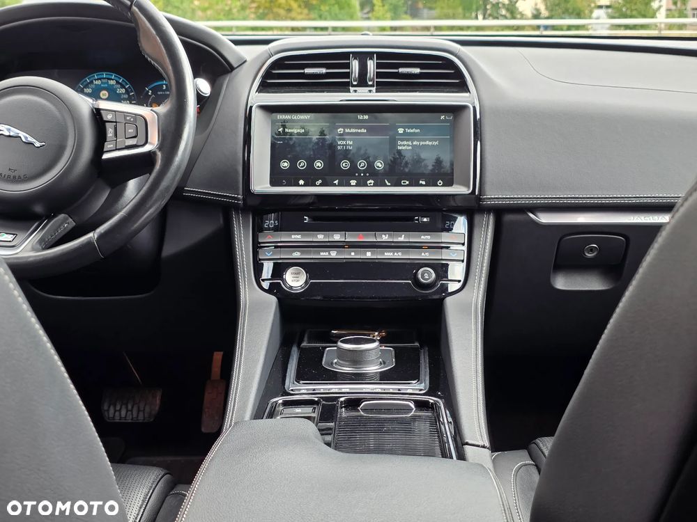 Jaguar F-Pace 2.0 i4D AWD R-Sport - 36