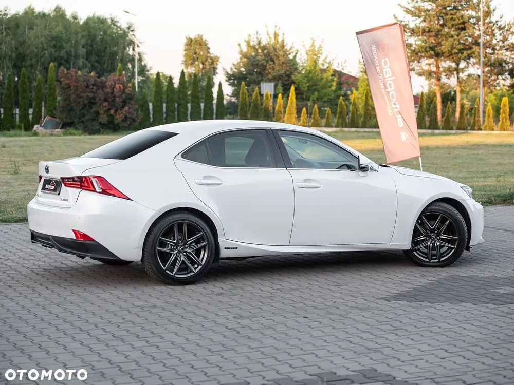 Lexus IS 300h Business - 13