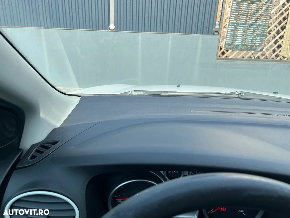Ford Focus 1.4i Ambiente - 27