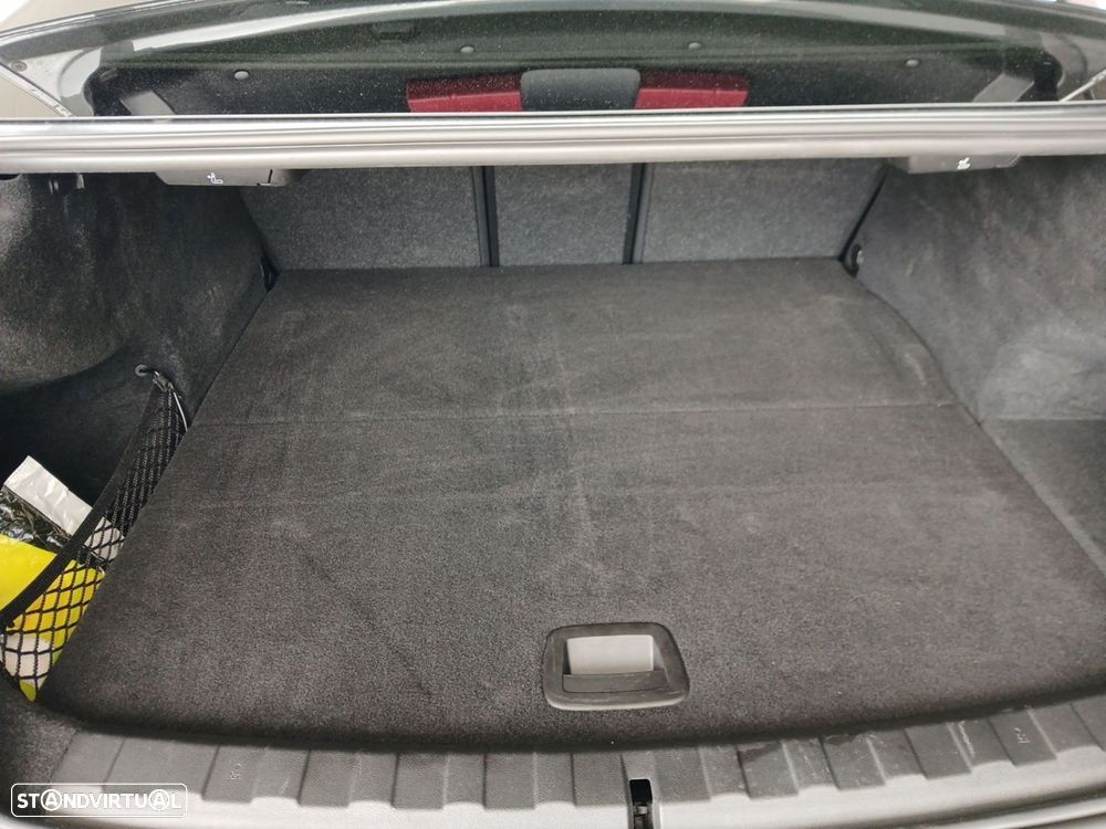 BMW 330 e Pack Desportivo M Auto - 26