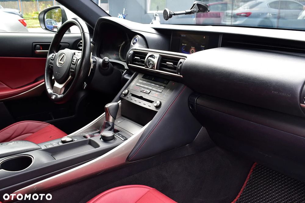 Lexus IS 300h F Sport Edition - 9