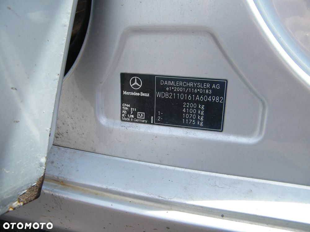 Mercedes – Benz E klasa W211 (02-06r.) 2.7 CDI 176KM. Silnik 647961 (D647961(63S), OM647) Skrzynia 722640 lakier 744 (Srebrny brylantowy- metaliczny). Cały na części. GWARANCJA !!!  Przód Tył Zestaw Komplet Drzwi Klapa Zderzak Błotnik Maska Grill Atrapa Szyba Pas Lampa Lusterko Boczki Fotel Kanapa Kokpit Deska Rozdzielcza Przełącznik Włącznik Sterownik Przewody Wiązka Instalacja Moduł Komputer Czujnik Listwa Pompa Alternator Wtryski Głowica Rozrusznik Kompresor Sprzęgło Dwumas Silnik Skrzynia ABS Klimatyzacji Paliwa Wspomagania Kolektor Turbina Przepustnica Zawór Chłodnica Koło Hak Belka Sanki Zawieszenie Mcpherson Półoś Amortyzator Wydech Tłumik Zacisk Most - 16