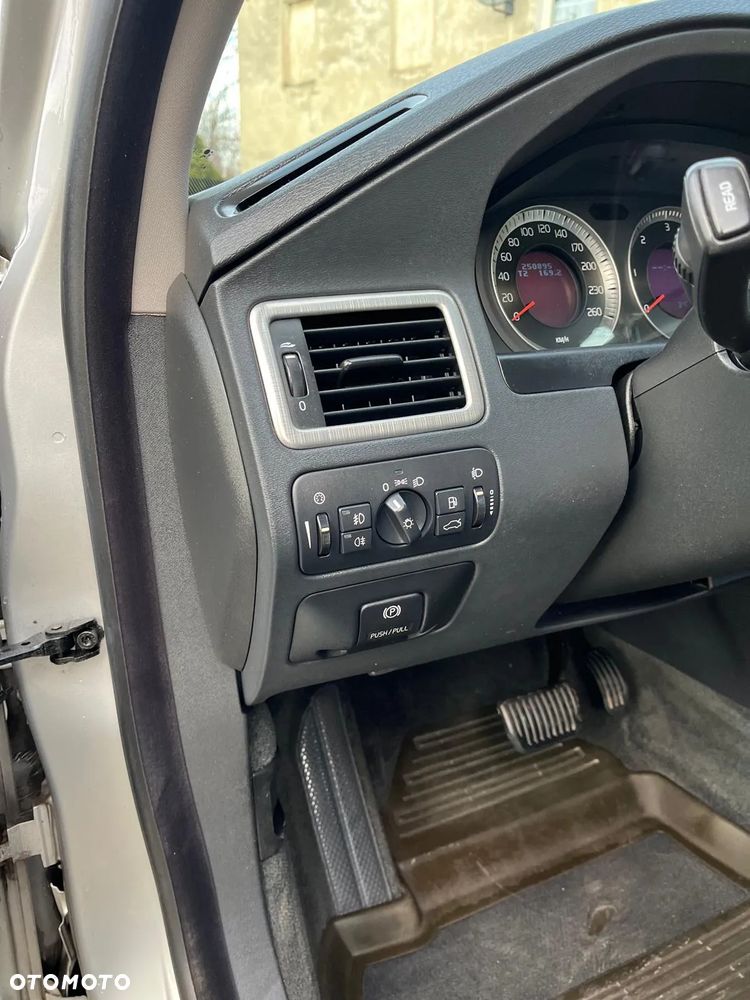 Volvo V70 D5 AWD Kinetic - 19