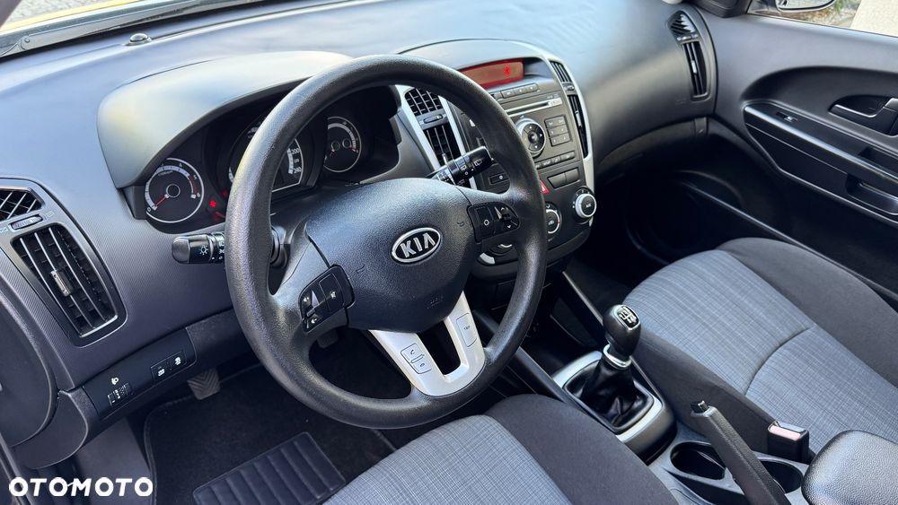 Kia Ceed - 27