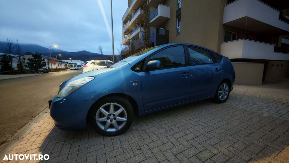 Toyota Prius (Hybrid) - 3