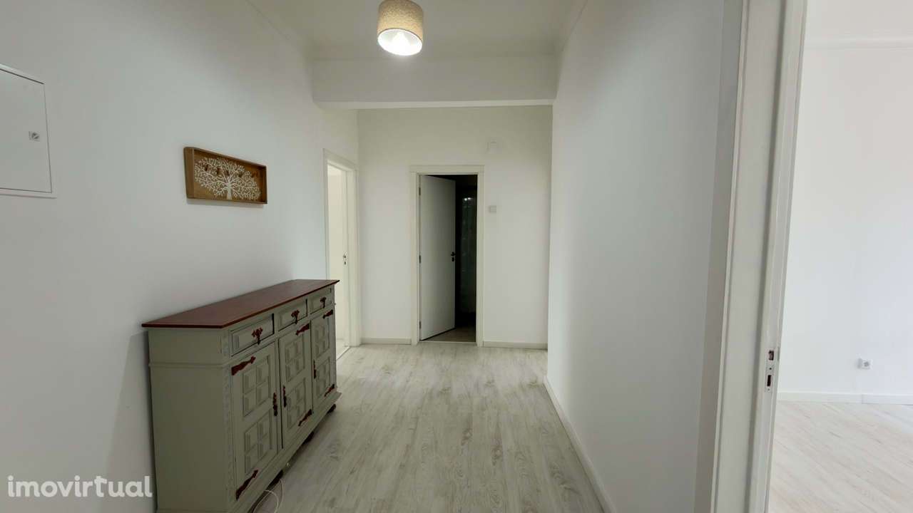 ARRENDAMENTO|T2 com Excelente Localização na Praça do Brasil | 2 Frent - Grande imagem: 3/25