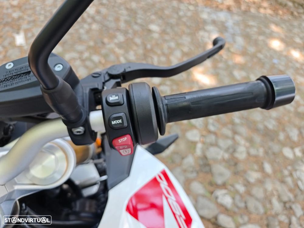 BMW F 900 R Tricolor - 6