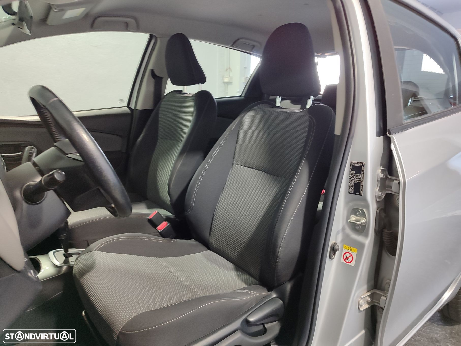 Toyota Yaris 1.5 HSD Comfort - 12