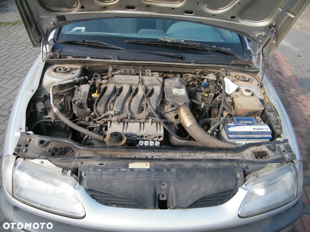 Renault Laguna I FL (98-01r.) 1.8 119KM. Silnik F4P 760 Skrzynia JB3 909 lakier MV640 – Iceberg Grey BC. Cały na części. GWARANCJA !!!  Przód Tył Zestaw Komplet Drzwi Klapa Zderzak Błotnik Maska Grill Atrapa Szyba Pas Lampa Lusterko Boczki Fotel Kanapa Kokpit Deska Rozdzielcza Przełącznik Włącznik Sterownik Przewody Wiązka Instalacja Moduł Komputer Czujnik Listwa Pompa Alternator Wtryski Głowica Rozrusznik Kompresor Sprzęgło Dwumas Silnik Skrzynia ABS Klimatyzacji Paliwa Wspomagania Kolektor Turbina Przepustnica Zawór Chłodnica Koło Hak Belka Sanki Zawieszenie Mcpherson Półoś Amortyzator Wydech Tłumik Zacisk Most - 9