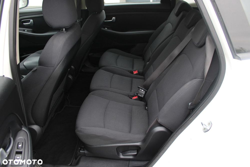 Kia Carens - 23