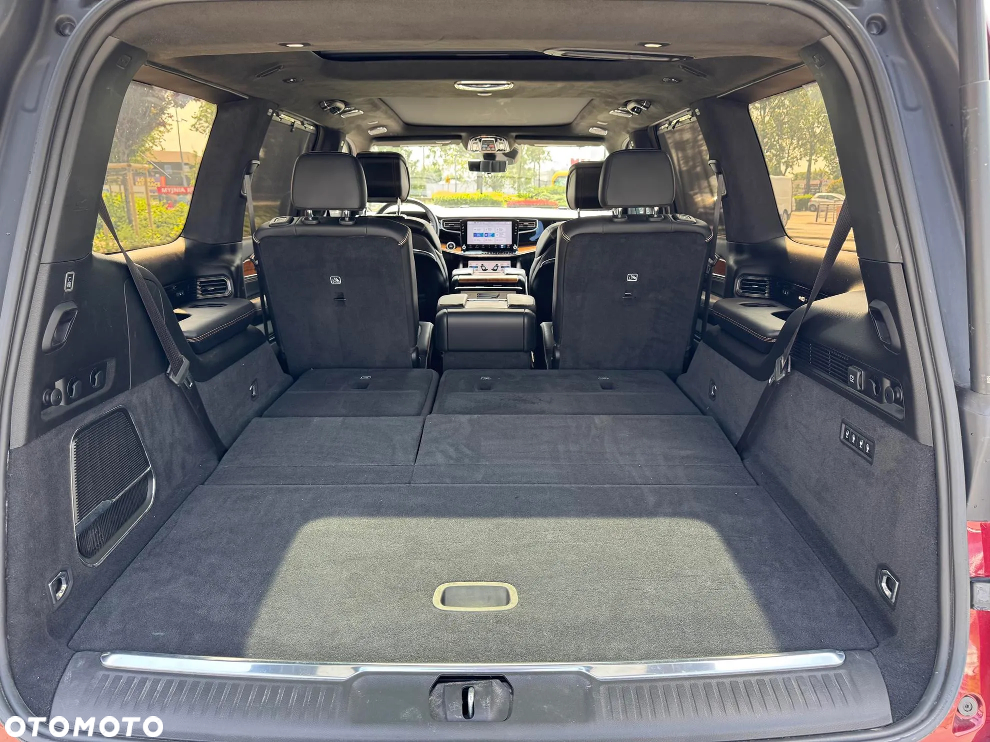 Jeep Grand Wagoneer - 20