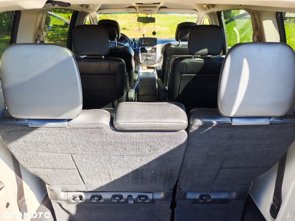 Chrysler Town & Country - 10