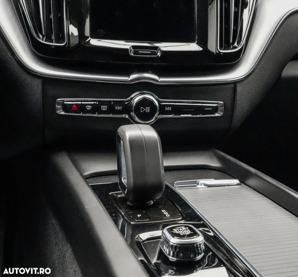 Volvo XC 60 B4 MHEV AWD Momentum Pro - 20
