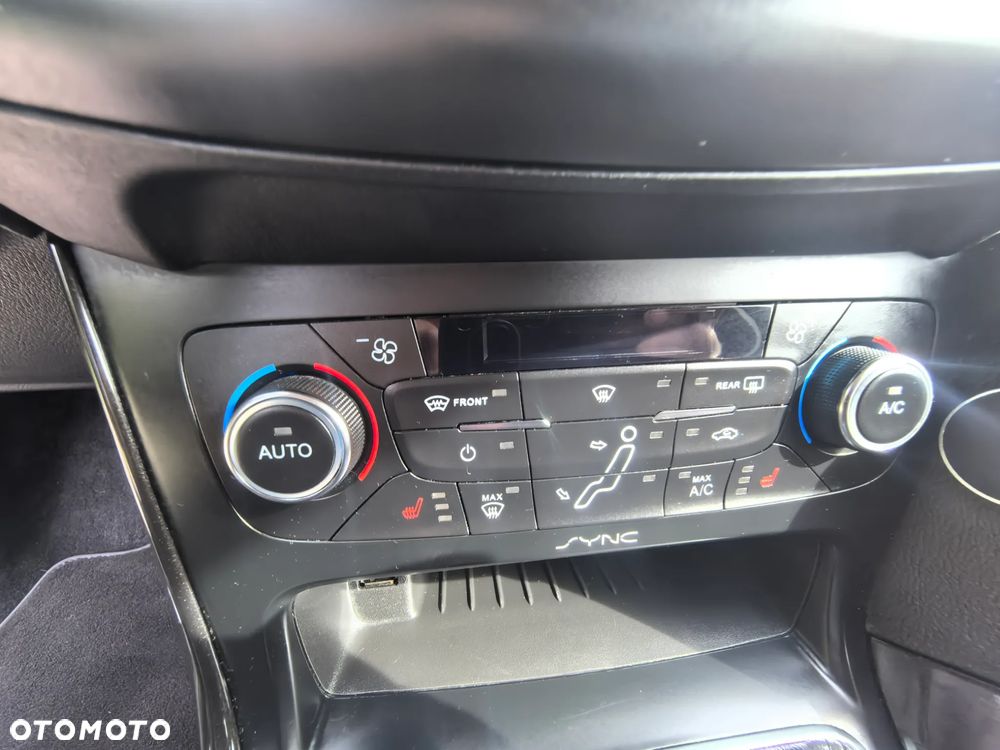 Ford Focus 1.0 EcoBoost Titanium - 24
