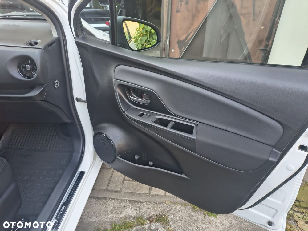 Toyota Yaris Hybrid 100 Dynamic EU6 - 17