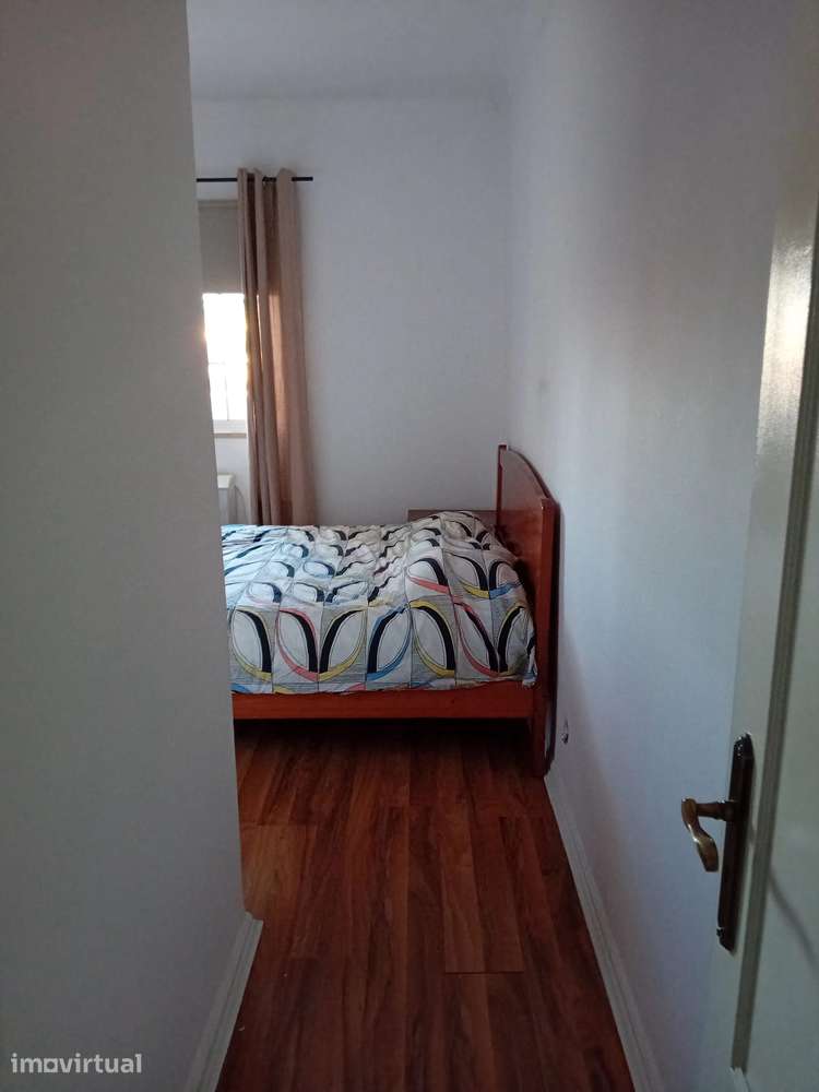 Quarto com cama de casal e casa de banho privada - Grande imagem: 3/7