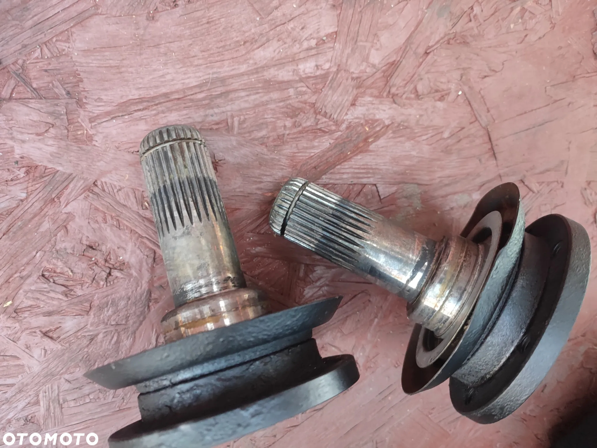 BMW E46 / E81 / E82 / E83 / E84 / E90 / E93 / E92 ORYGINALNE FLANSZE DYFERENCJAŁYU / FLANSZE DYFRA LEWA / PRAWA MAŁA GŁOWA TYP 168 DO SILNIKÓW BENZYNOWYCH N46 / N42 O NR. 33 13 1 214 751 / 33 13 1 428 269 OEM W BARDZO DOBRYM STANIE - 12