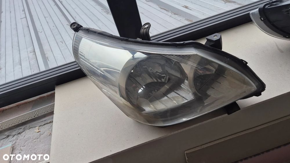 TOYOTA VERSO 81110-0F090 LAMPA PRAWA PRZEDNIA PRAWY PRZÓD ORYGINAŁ EU