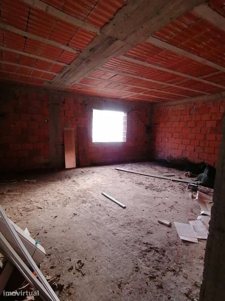 Moradia T4 para Remodelação | Próxima do Vale das Flores – Coimbra - Grande imagem: 3/13