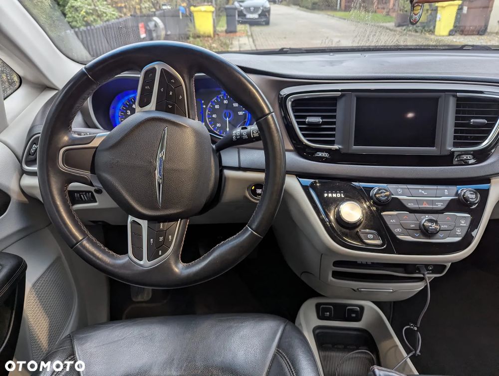 Chrysler Pacifica - 16