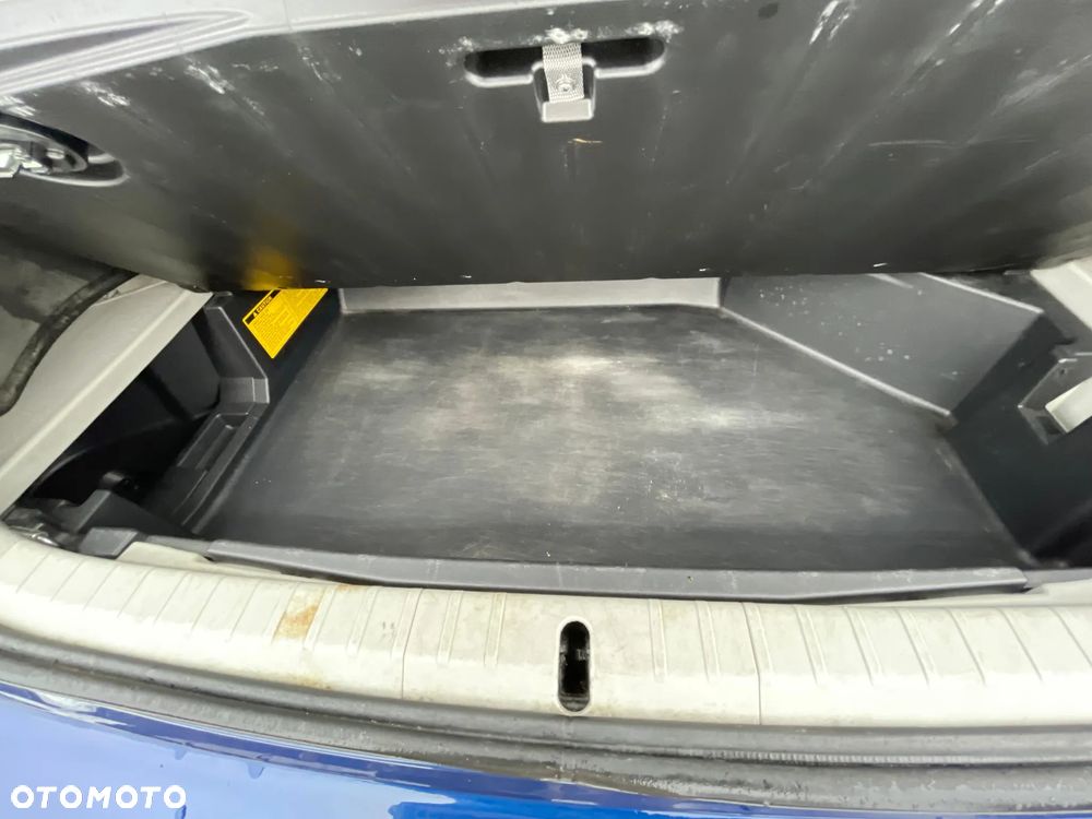 Toyota Prius (Hybrid) Sol - 23