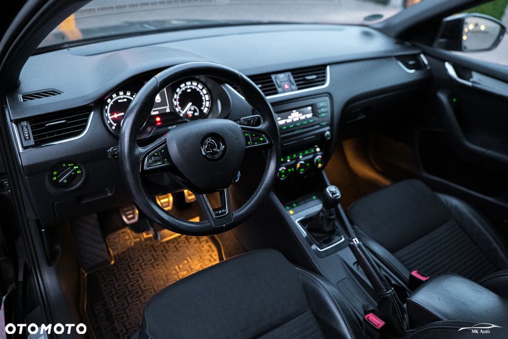 Skoda Octavia Combi 2.0 TDI RS - 24