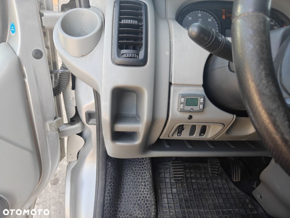 Opel Vivaro - 8