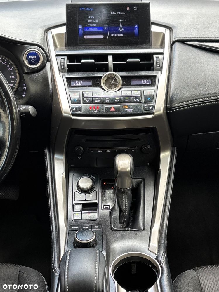 Lexus NX 300h Elite AWD - 24