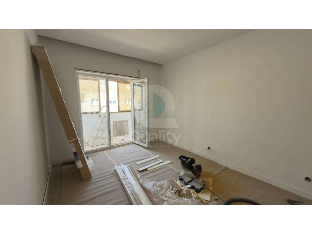Apartamento T3 Remodelado no Vale da Amoreira - Grande imagem: 2/23