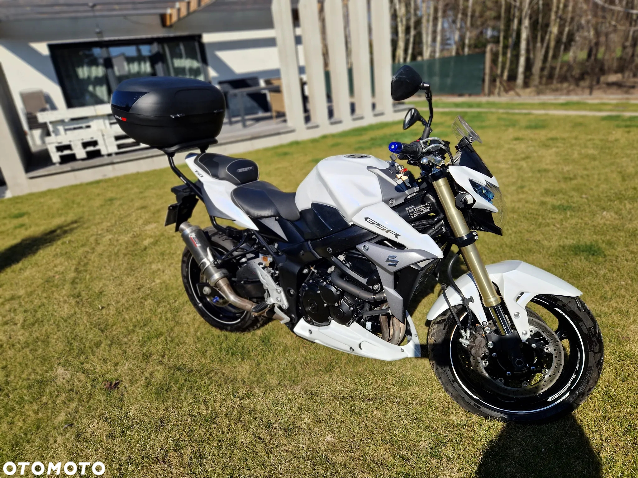 Suzuki GSR - 2