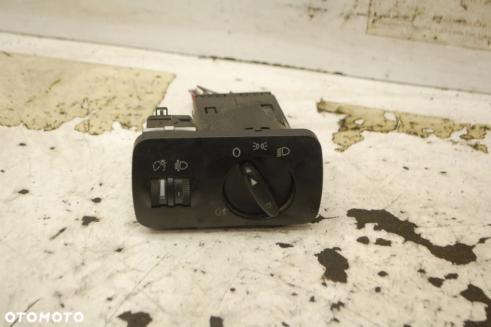 PRZEŁĄCZNIK ŚWIATEŁ 8L1941531H AUDI A3 8L - 1