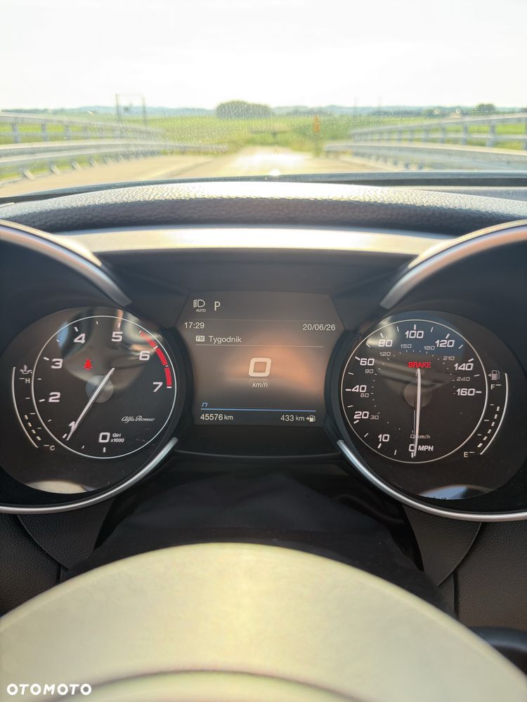 Alfa Romeo Giulia - 8