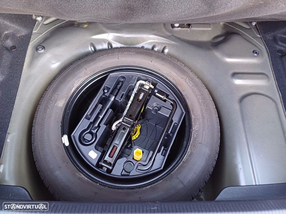 Peugeot 207 1.4 16V SE Millesim 200 Anos - 13