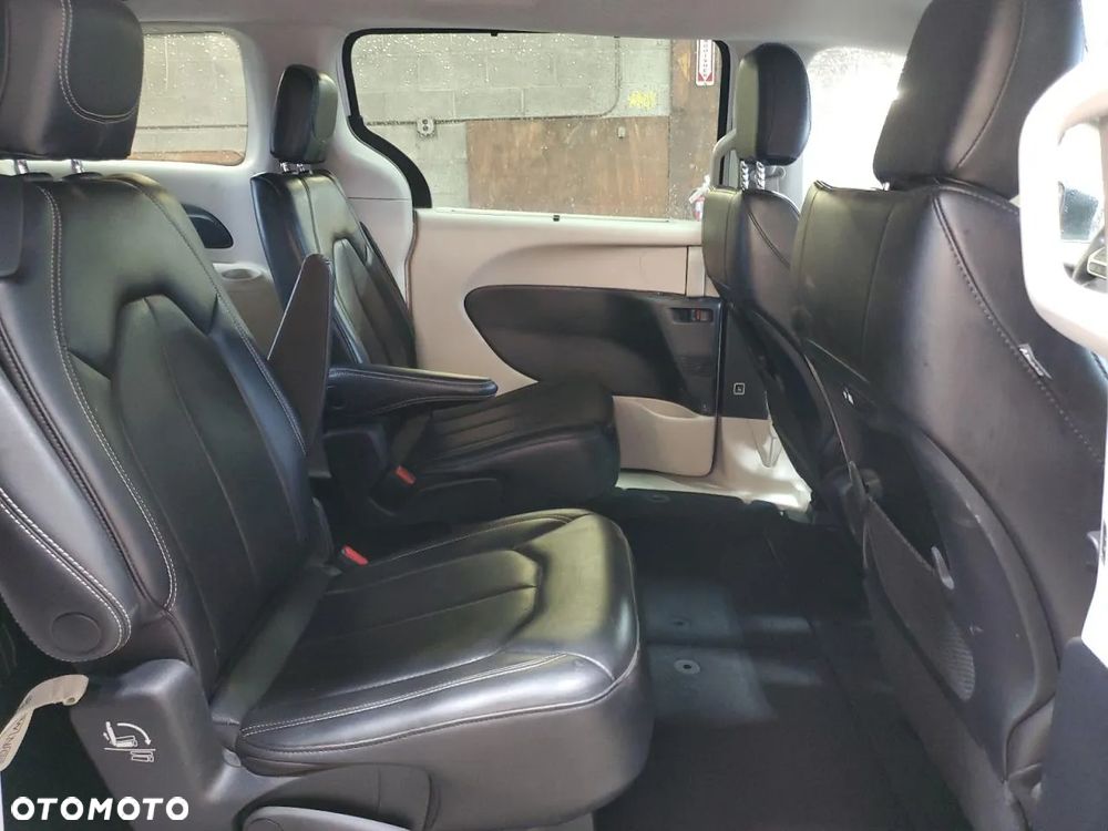 Chrysler Pacifica - 10