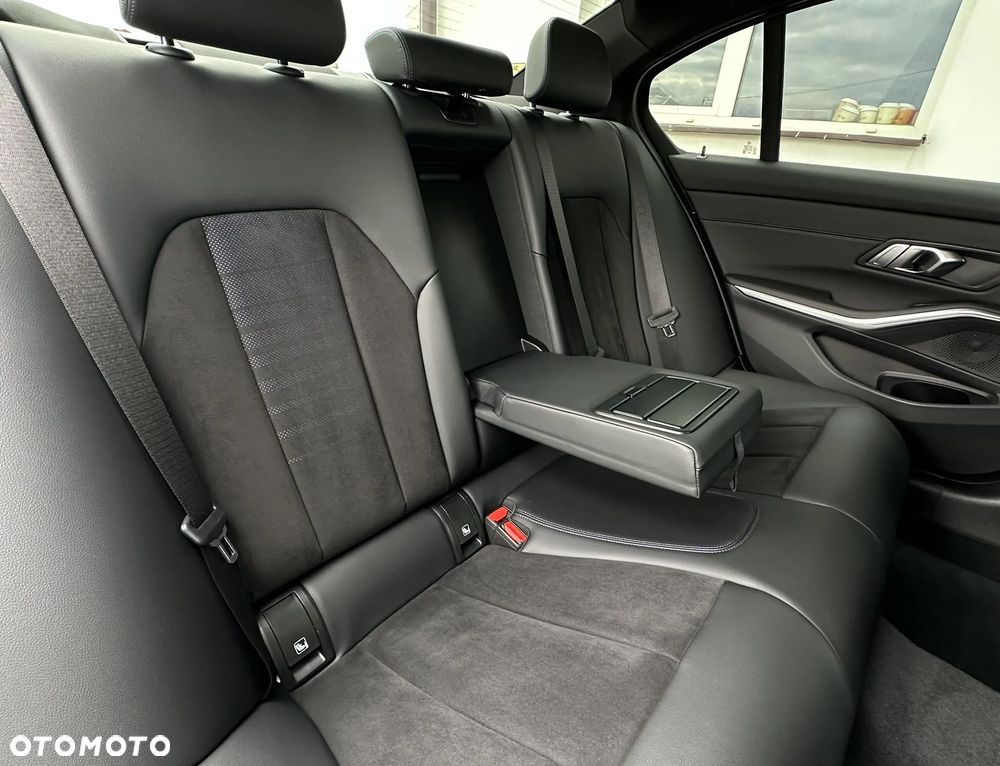 BMW Seria 3 318i M Sport - 26