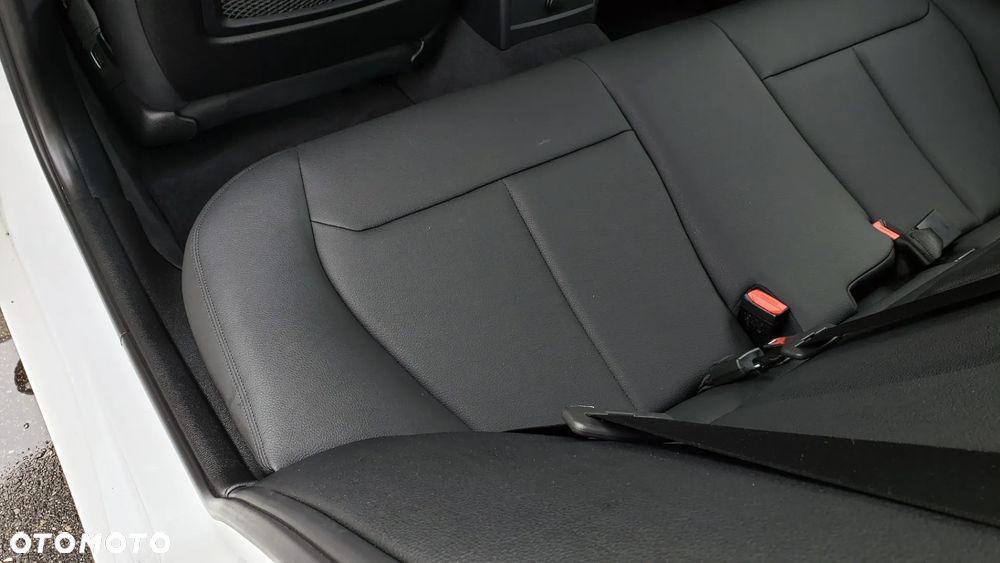BMW Seria 3 330i Sport Line - 28