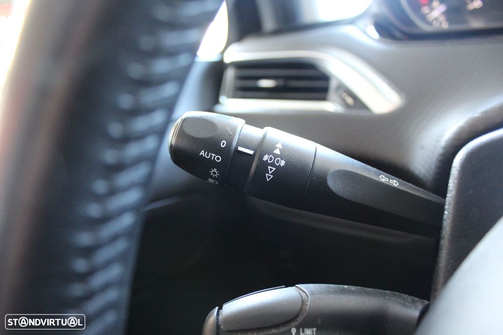 Peugeot 208 1.2 PureTech Style - 18