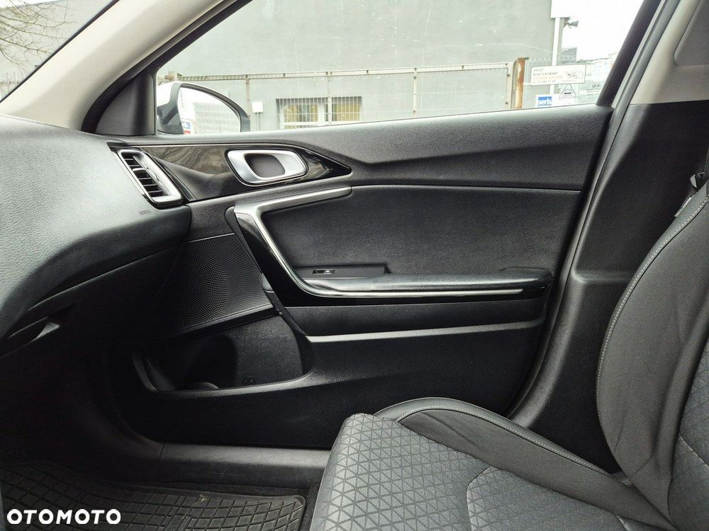 Kia Ceed - 31