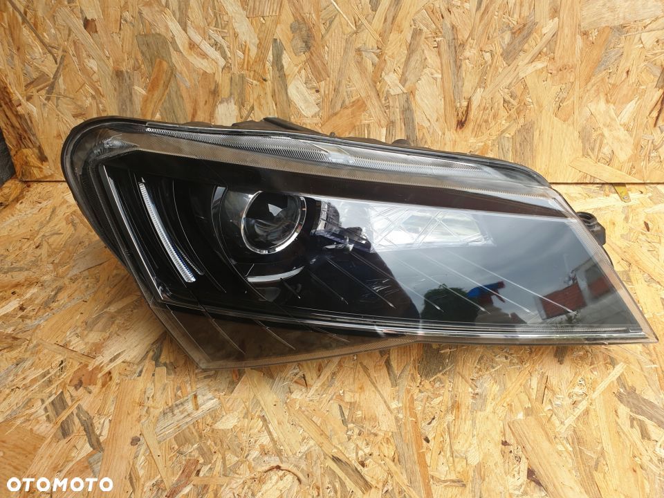 LAMPA XENON PRAWA SKODA SUPERB 3V1941016B - 1