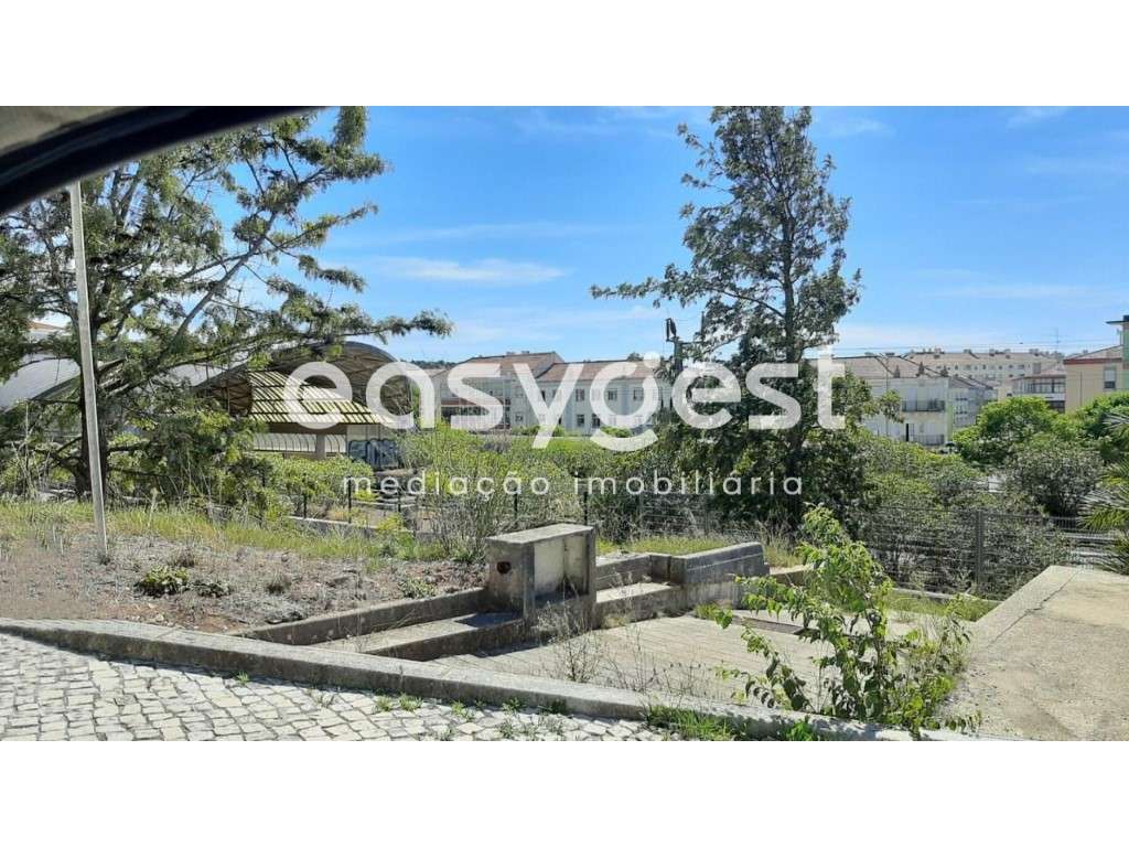 Terreno em plena Estação de Comboios, para T1, T2, T3 e T4 c/garagem - Grande imagem: 3/15