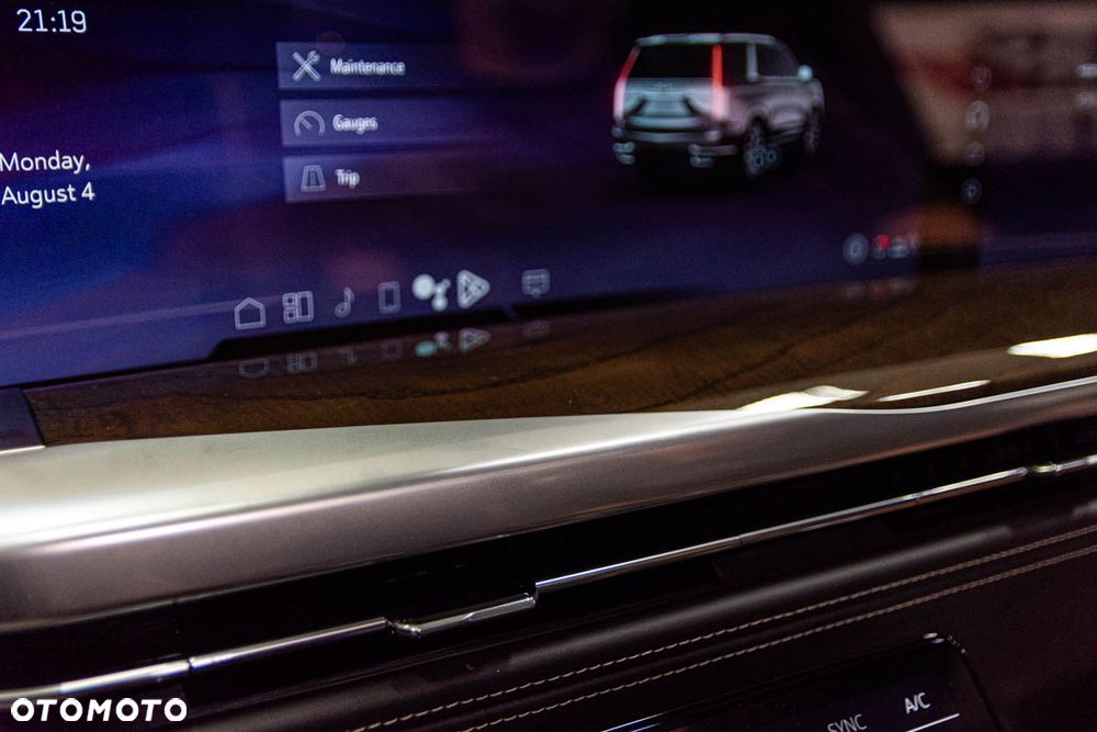 Cadillac Escalade - 32