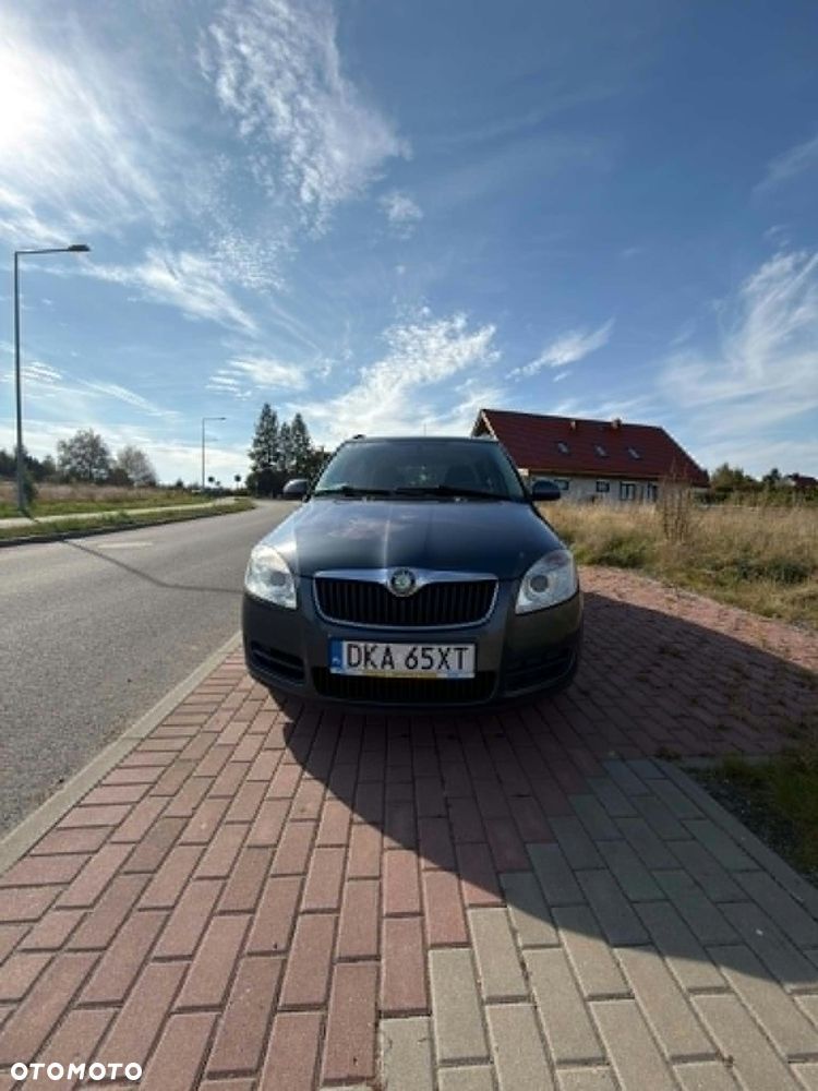Skoda Fabia 2009 photo 2